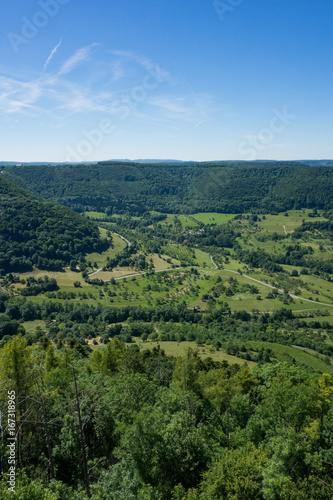 Aussicht von der Burg Hohenneuffen an einem Sommertag mit blauem Himmel