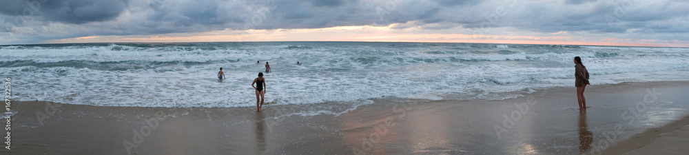 Nuages et coucher de soleil sur les bords de plages de l'océan