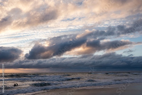 Nuages et coucher de soleil sur les bords de plages de l oc  an