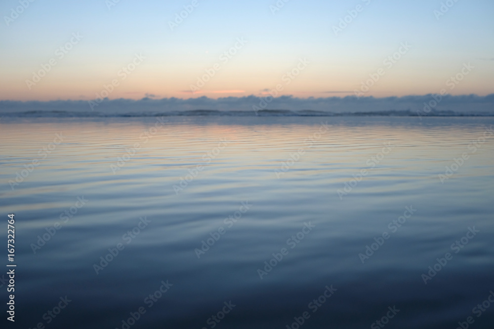 coucher de soleil sur la mer bleue calme