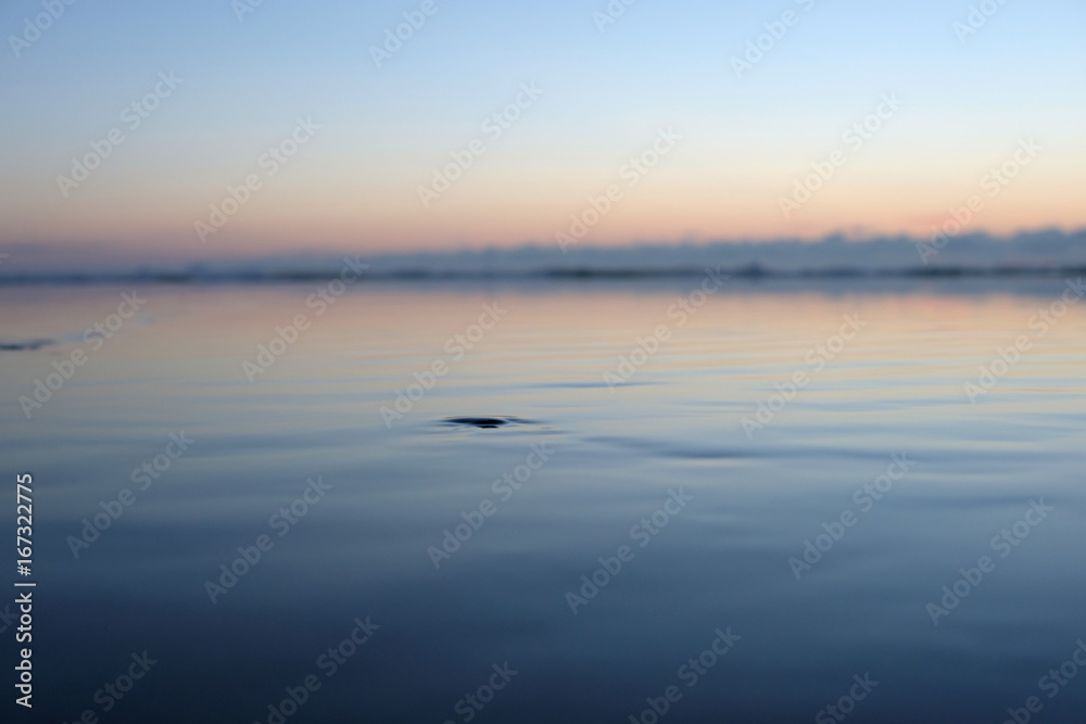 coucher de soleil sur la mer bleue calme coucher de soleil sur la mer bleue calme