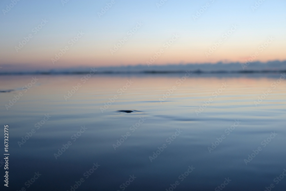 coucher de soleil sur la mer bleue calme