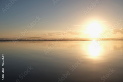 Nuages et coucher de soleil sur les bords de plages de l oc  an