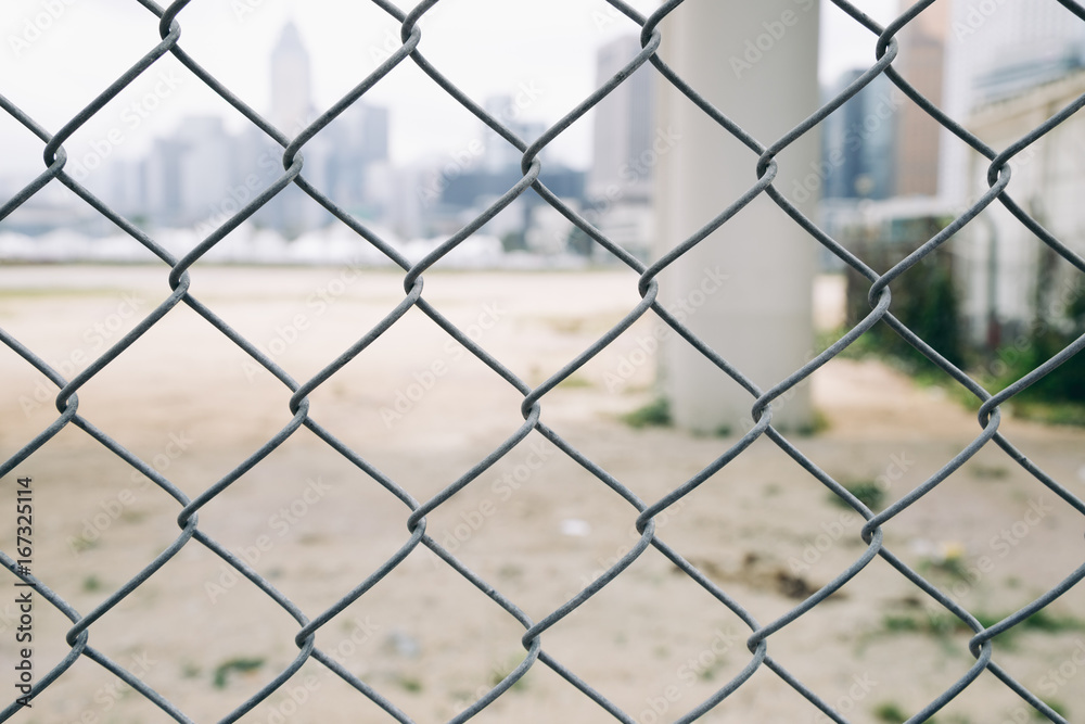 Fototapeta premium Wire fence with Hong kong cityscape