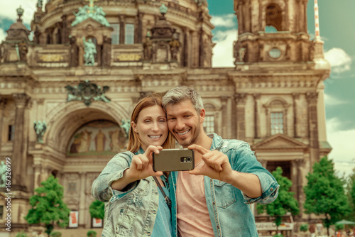 Paar in Berlin macht ein Selfie