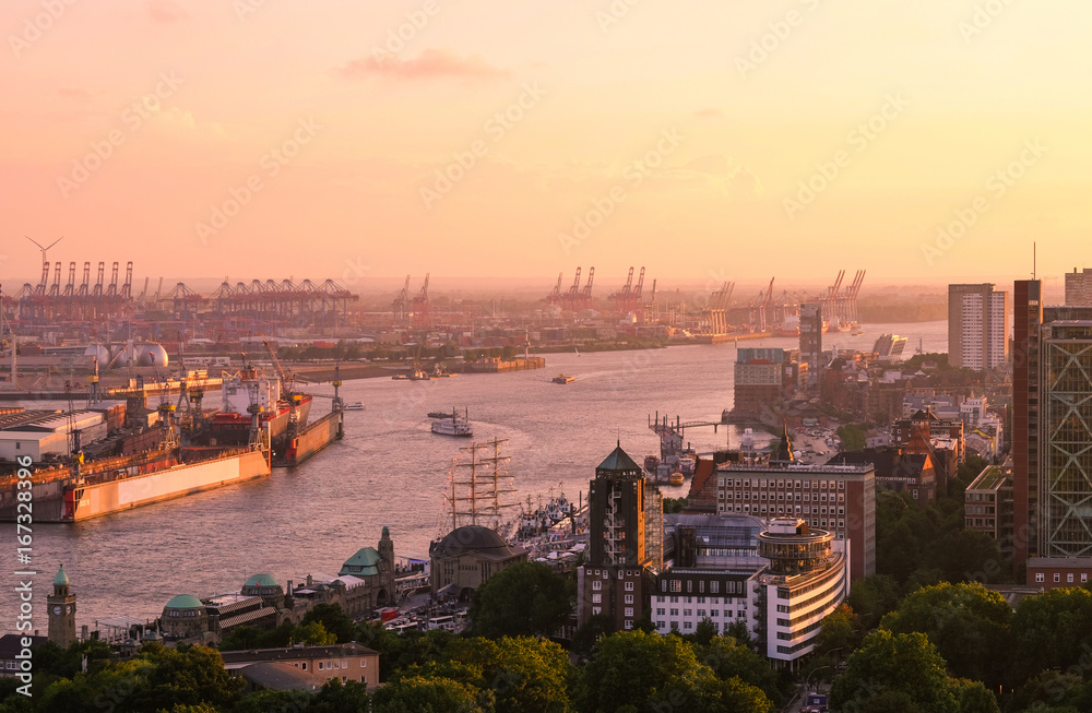 Naklejka premium Cityscape of hamburg at sunset