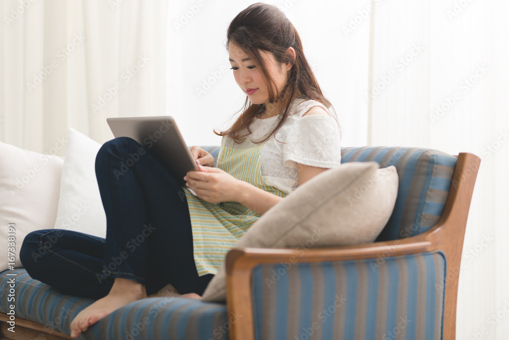 エプロン姿の女性・PC