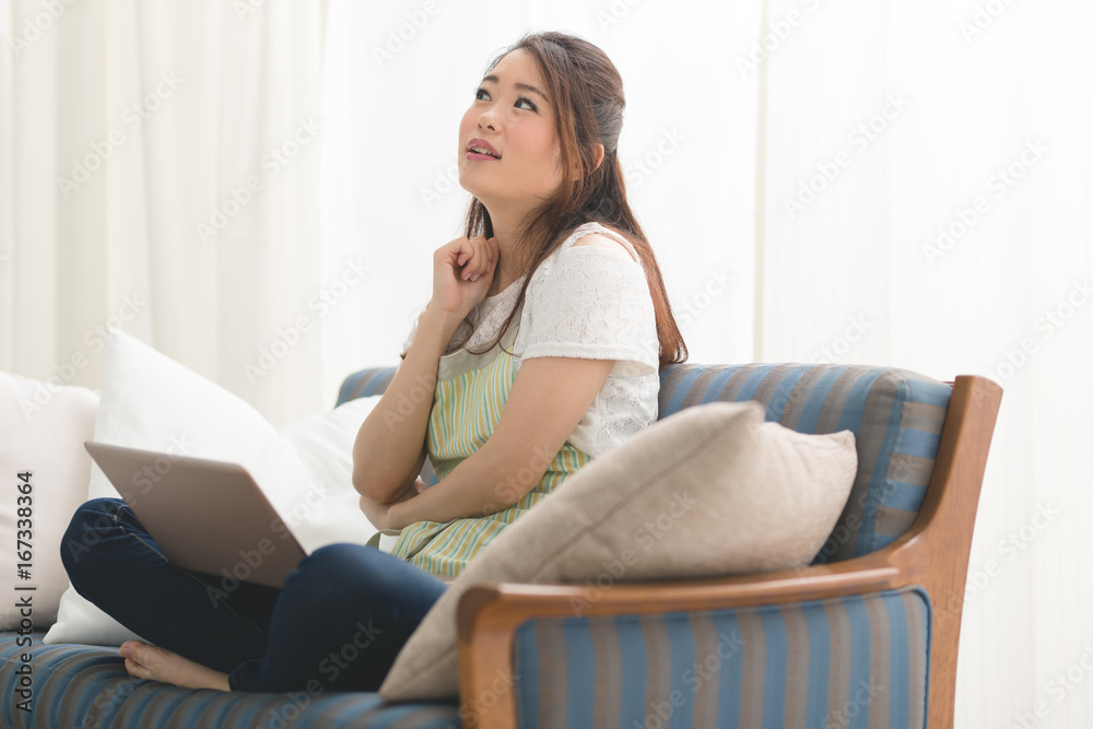 エプロン姿の女性・PC エプロン姿の女性・PC