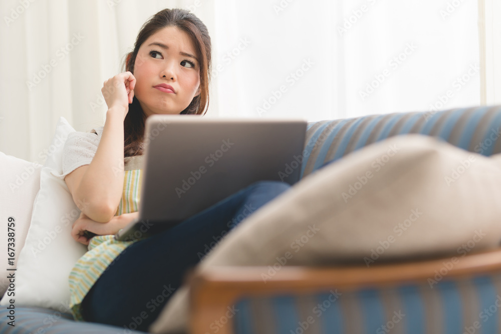 エプロン姿の女性・PC エプロン姿の女性・PC