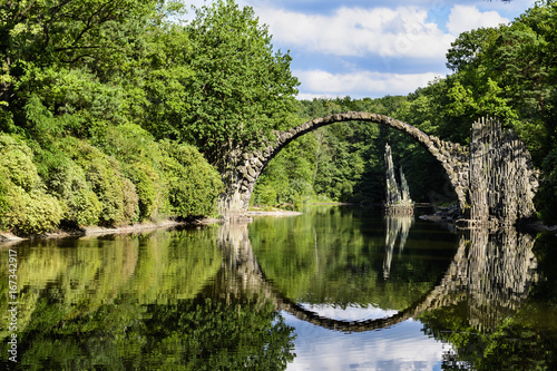 Die Rakotzbrücke aus Feldsteinen und Basaltsäulen in Kromlau in Sachsen