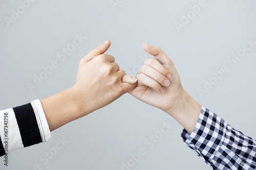 Fotografía The gesture of the hands mean the promise