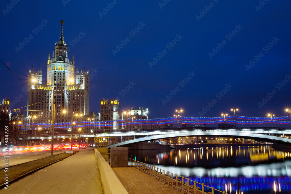 Россия. Москва. Высотное здание на набережной.