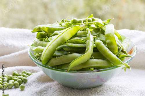 Obraz na płótnie Green peas. pods in a glass bowl w salonie