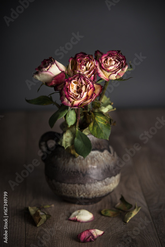 Tableau sur toile Welke, getrocknete Rosen in einer Vase