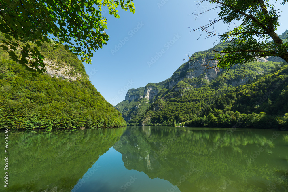 Fototapeta premium panorama lago di montagna