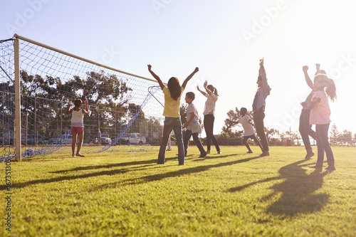 Canvas Print Families cheering scoring a goal during a football game
