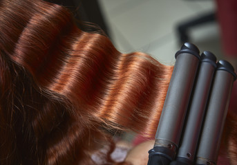 Handdoek met foto Kapsalon Rood haar krullen met krultang  © Photosebia