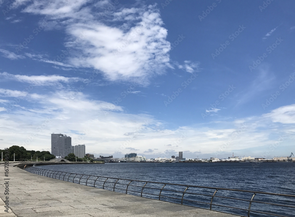 真夏の横浜の港からみた海と空と橋