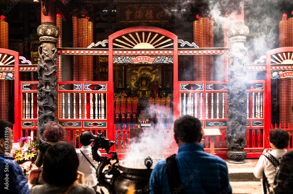Obraz premium People at Lungshan Temple of Manka, Taipei, Taiwan