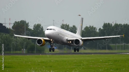 Vueling Airbus 320 landing photo