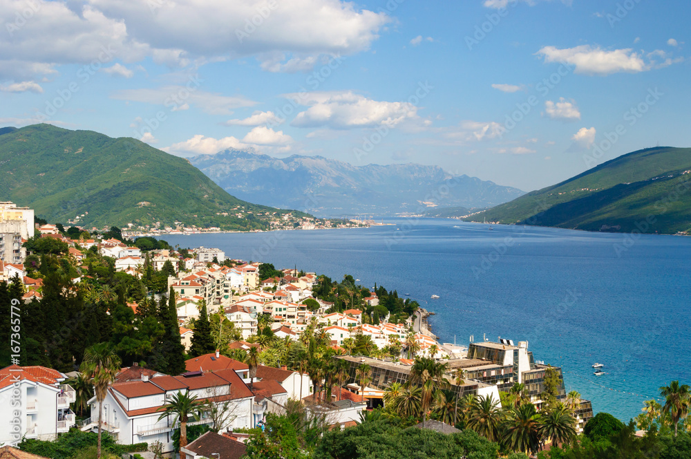 Вид на город Херцег-Нови, Боко-которский залив и окружающие его горы, Черногория