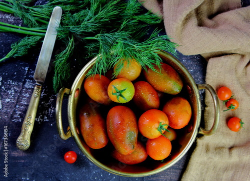 свежие помидоры с укропом в бронзовой миске