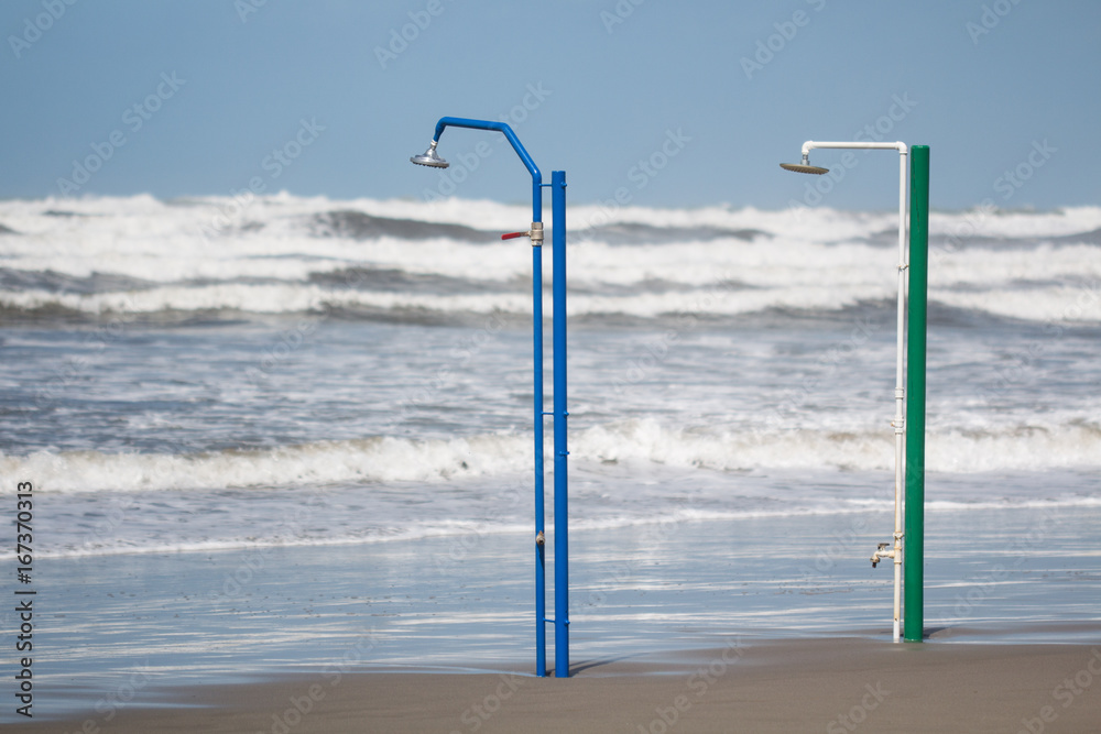 Forte dei Marmi, giornata di vento e mare mosso Forte dei Marmi, giornata di vento e mare mosso