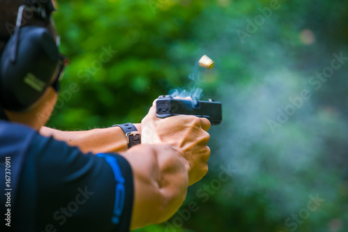 Fotografie Shooting from a pistol