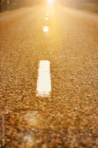 Straße im Gegenlicht