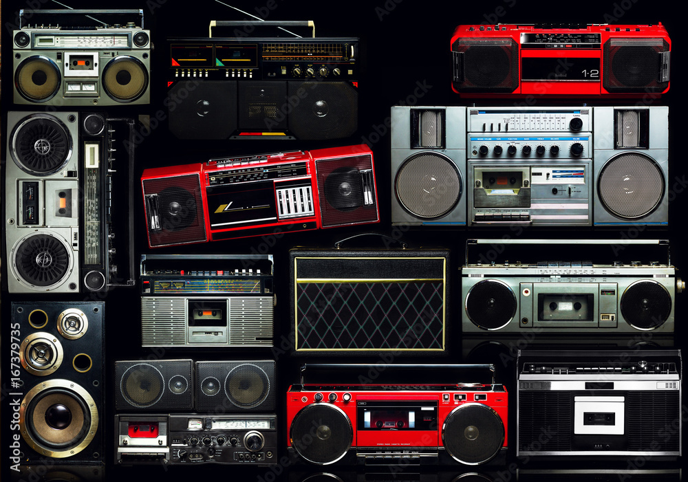 Obraz premium Stara ściana pełna radia z lat 80-tych