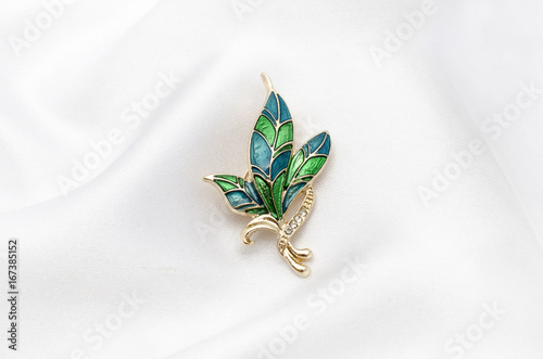 Fotografia brooch with leaves on silk fabric