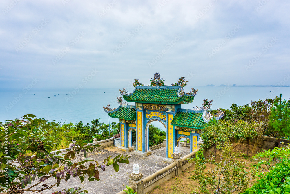 Fototapeta premium Landscapes of pagoda gate view to sea