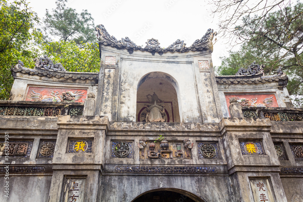Obraz premium The gate of the pagoda in Hue Vietnam. Tu Dam pagoda