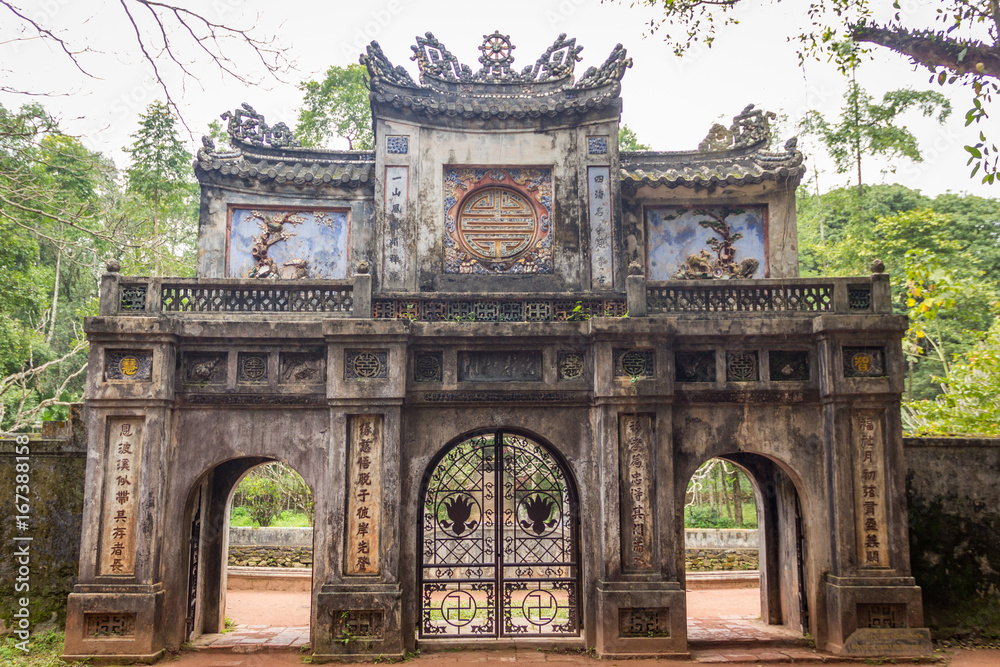 Obraz premium Big old gate in pagoda at Hue Vietnam
