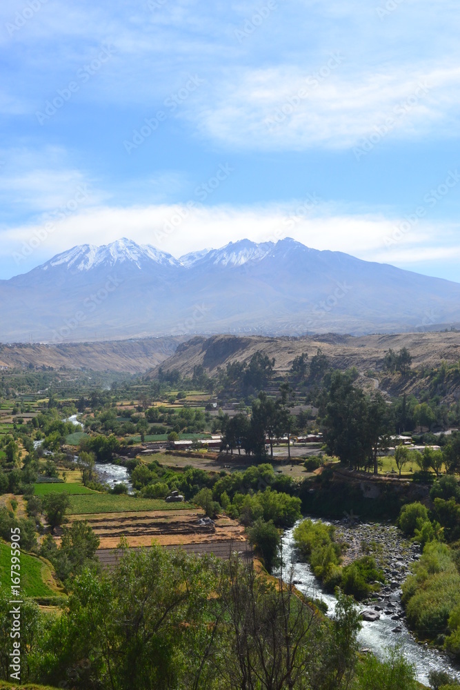 Paysage du volcan Chachani et de la rivière Chili à Arequipa, Pérou