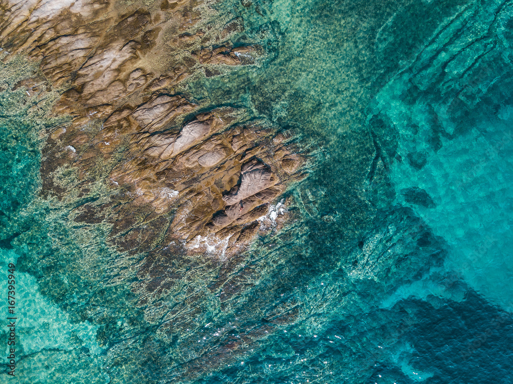 Tableau sur plexiglas avec Aerial view of the tropical sea and the rock #167395949