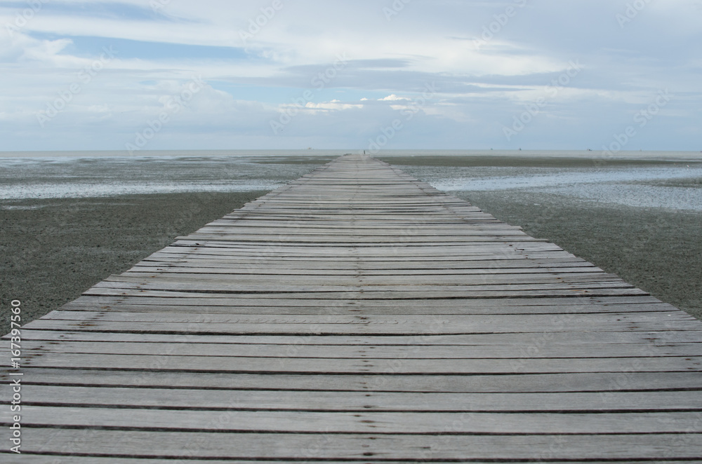 Fototapeta premium Old wood bridge on the sea