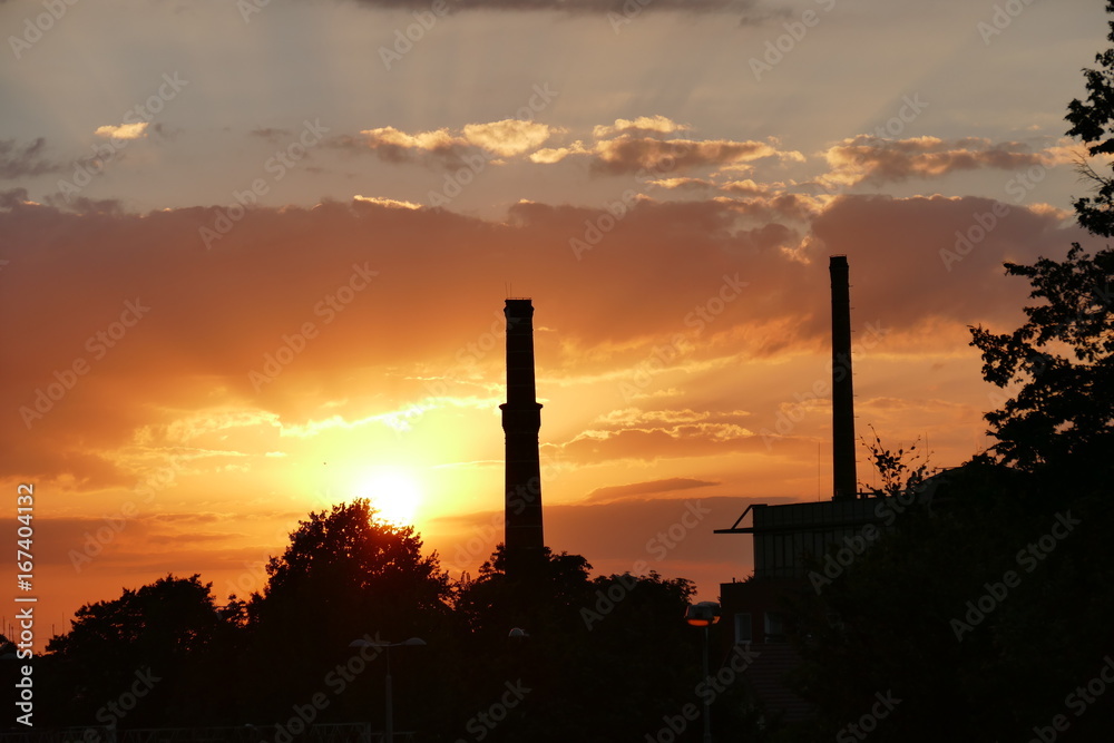 Fabrik Schornstein vor Sonnenuntergang