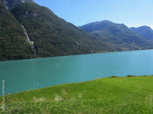 Lac, montagne et cascade Hellesylt/Geiranger