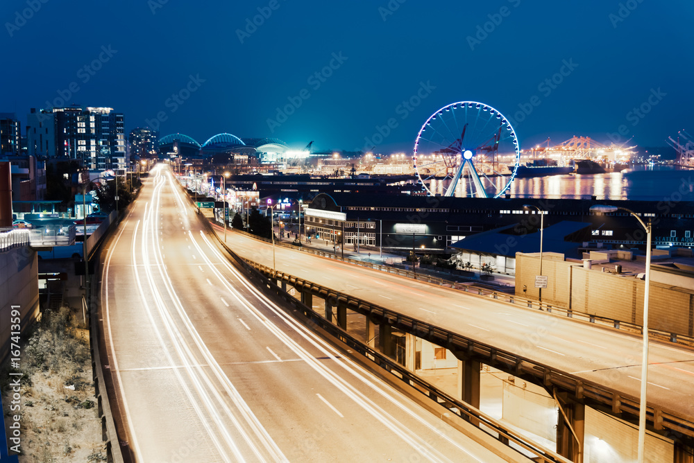 Naklejka premium Seattle Waterfront traffic light trails