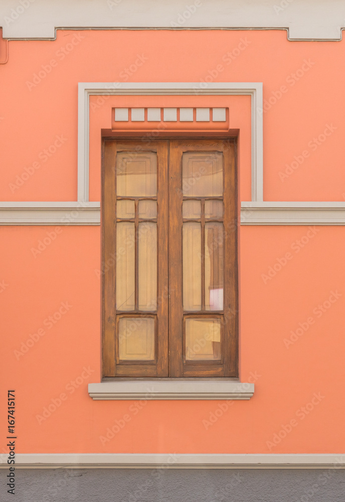 Holzfenster mit Sprossen in einer Fassade eines Hauses