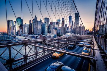 Sierkussen New York taxi Brooklyn Bridge met lichtsporen bij nacht  © Nicolae Merceanu