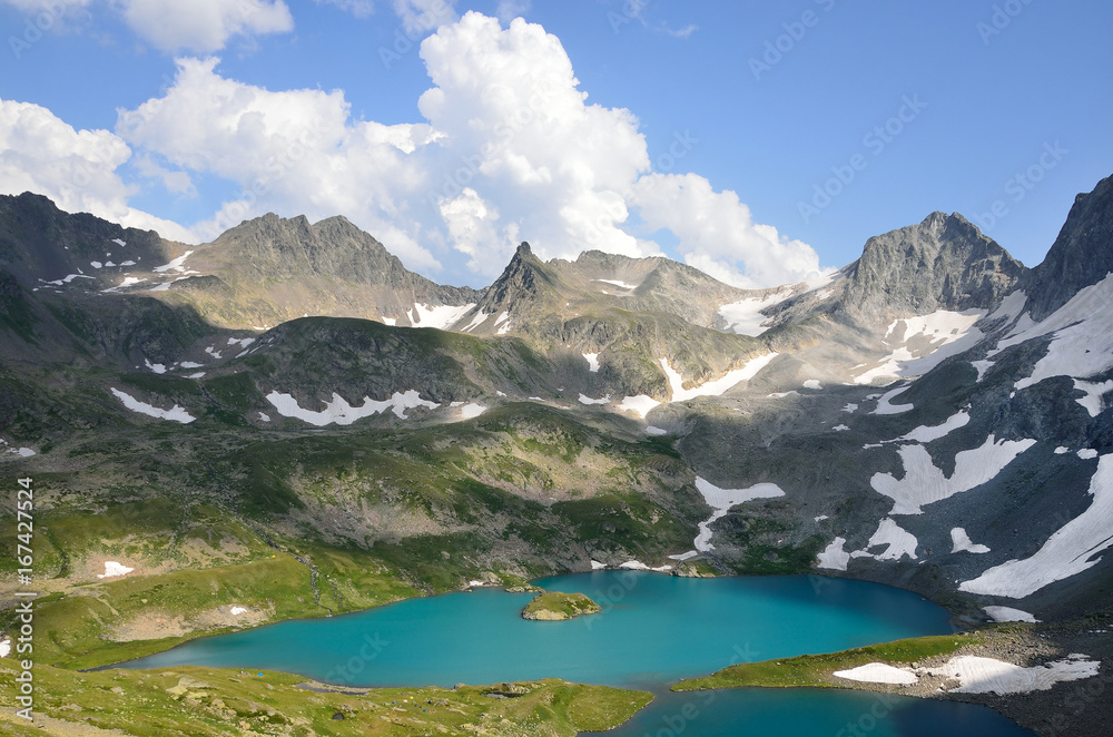 	Россия, Кавказ, высокогорное Имеретинское озеро летом в летний августовский день