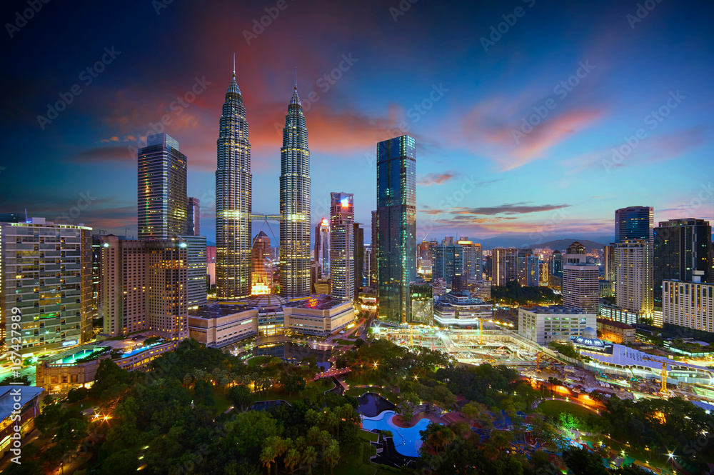 Fototapeta premium Piękna panorama miasta Kuala Lumpur z dramatycznym niebem, scena zmierzchu. Malezja.