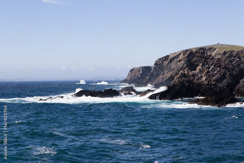 Paesaggio costiero con mare oceano spiaggia pietre