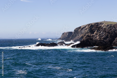 Paesaggio costiero con mare oceano spiaggia pietre