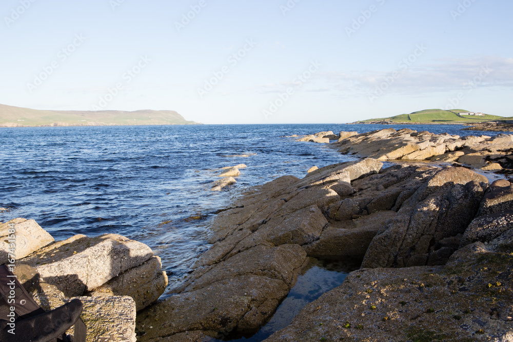 paesaggio costiero con mare oceano rocce e scogli