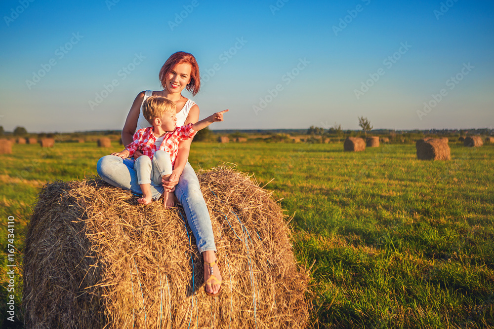 Мама с ребенком на природе