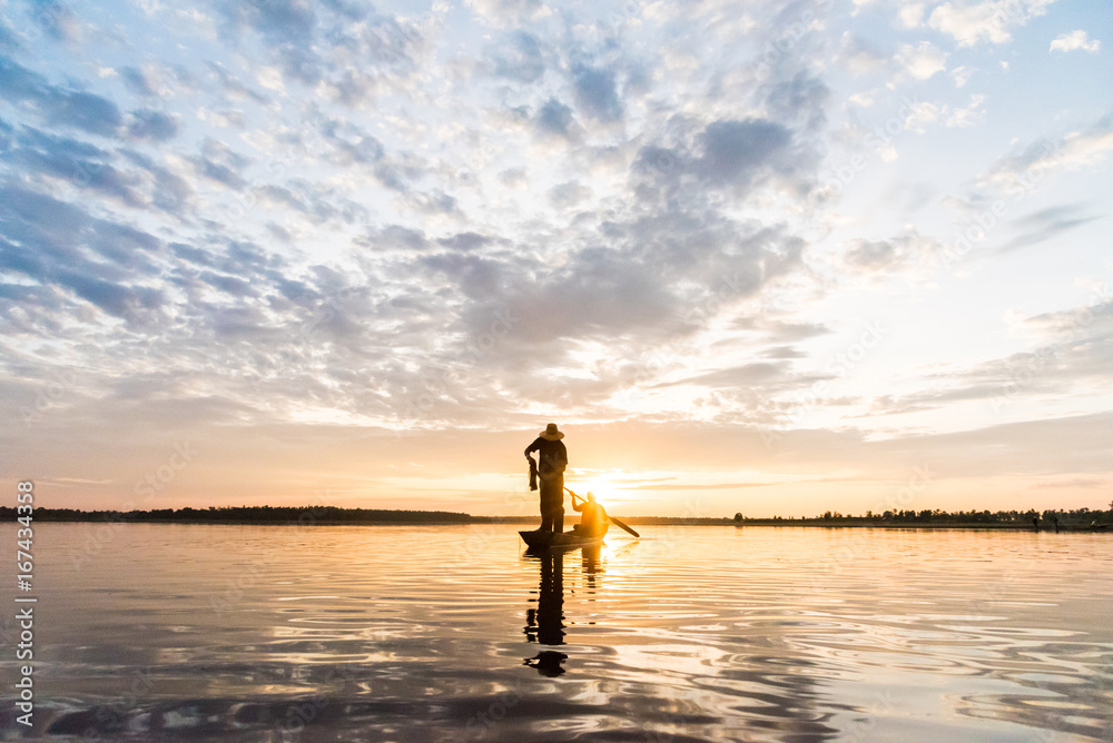 Φωτογραφία Silhouette of Fishermen throwing net fishing in sunset time at Wanon Niwat district Sakon Nakhon Northeast Thailand