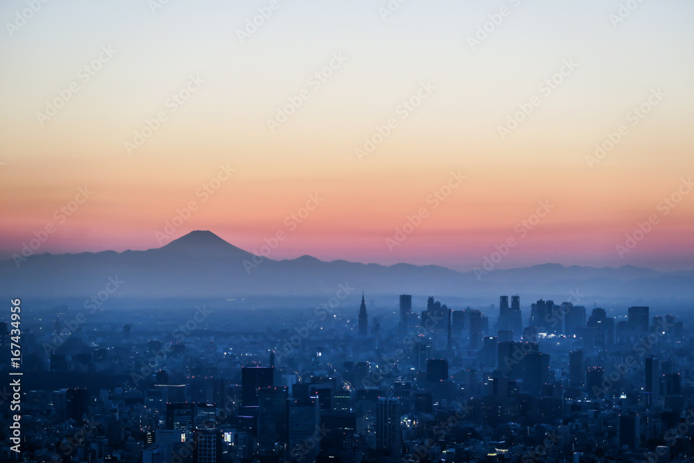東京と富士山の夕焼け